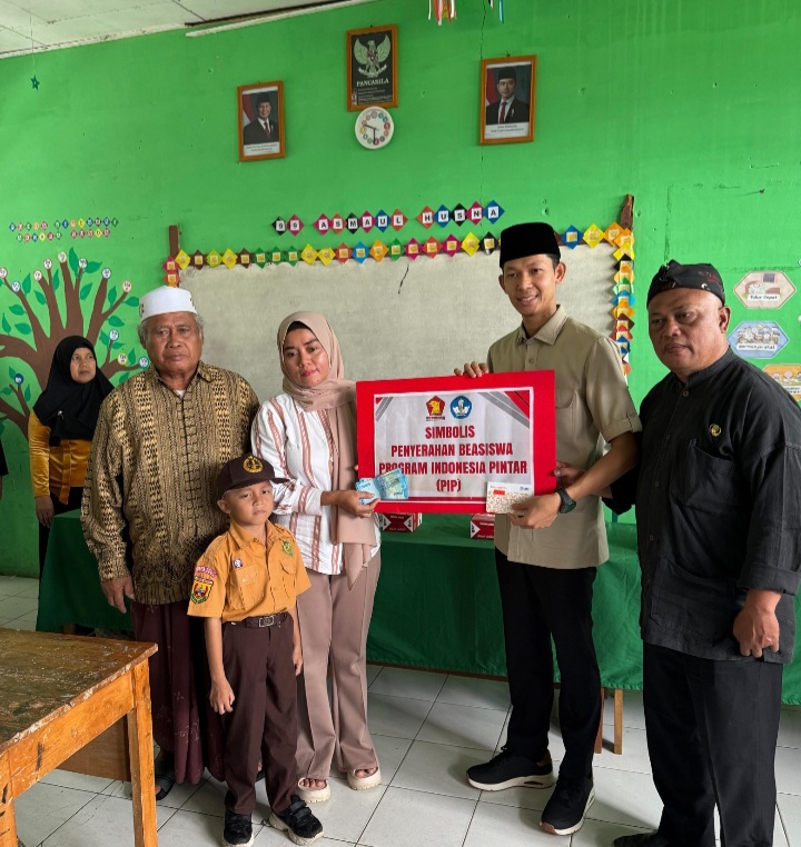 Tak Hanya Bangun Ratusan Infrastruktur, Kang Hergun dan Ceu Marlyn Beri Bantuan PIP untuk Tekan Angka Putus Sekolah 