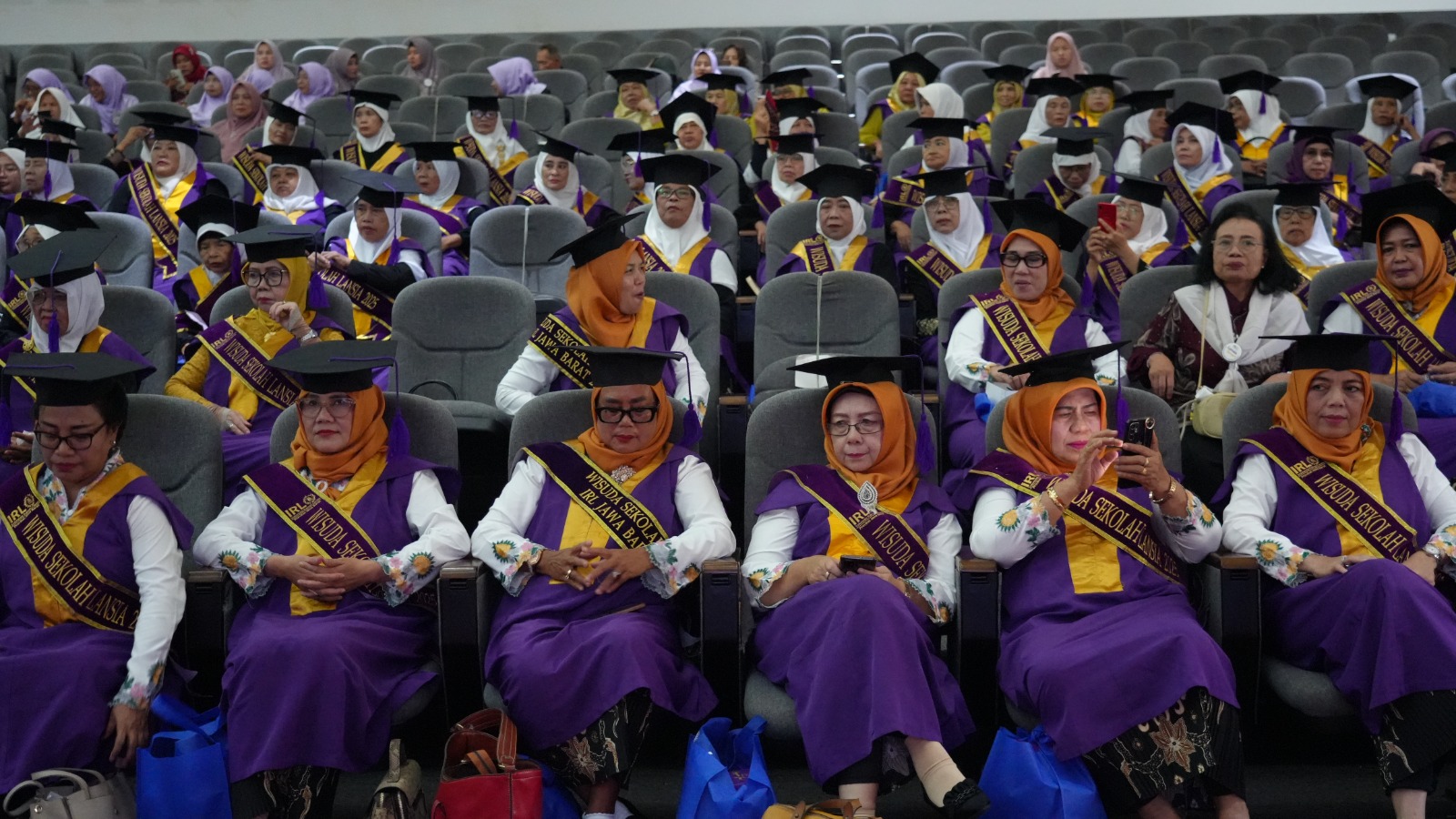 300 Lansia Kabupaten Bogor Diwisuda 