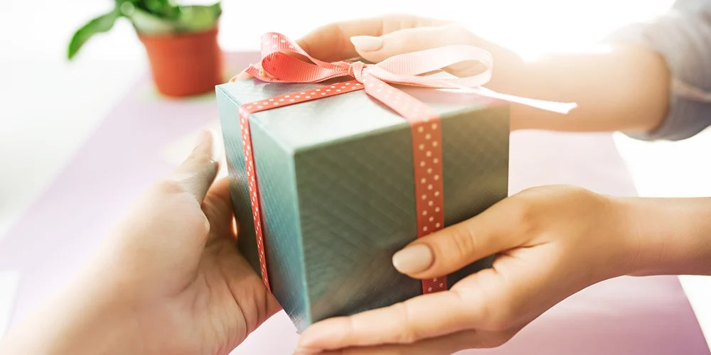 10 Rekomendasi Kado Ulang Tahun untuk Sahabat yang Unik dan Berkesan