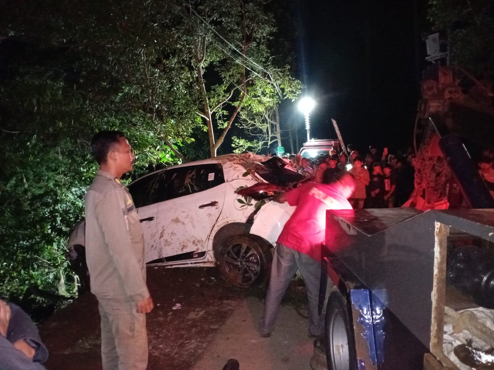 Mobil Masuk Jurang di Jalur Alternatif Puncak, Dua Orang Luka