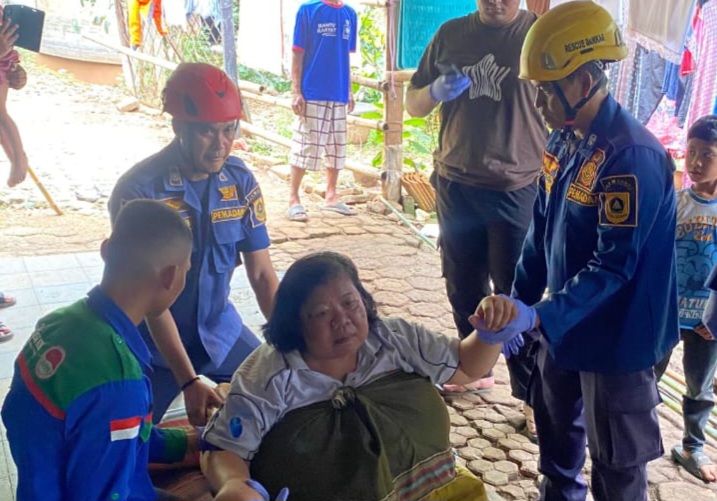 Heroik, Rescue Damkar Kabupaten Bogor Evakuasi Wanita Obesitas 