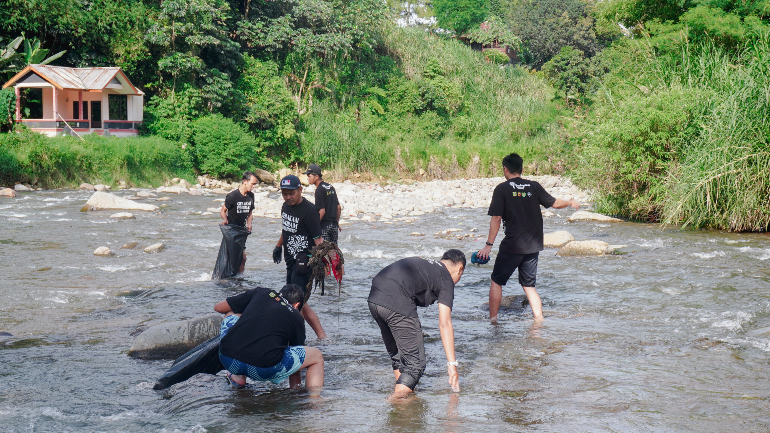 Enchanting Valley Gaungkan Gerakan Kali Bersih