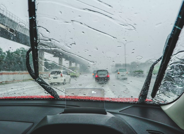 Berkendara Saat Hujan Lebat: Risiko, Bahaya, dan Cara Menghindarinya