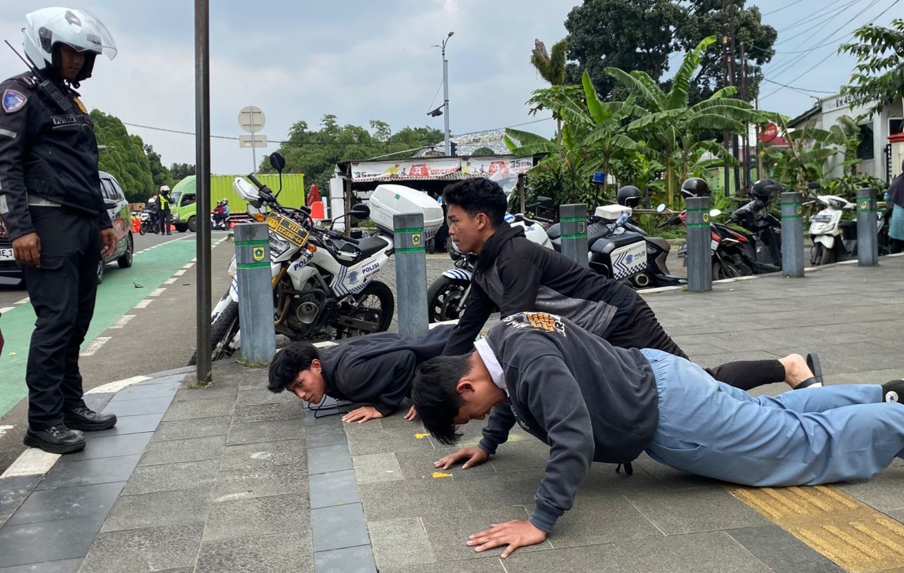 Putar Balik Hindari Razia, Tiga Pelajar Jakarta Dihukum 150 Push UP