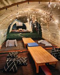 10 Kafe di Puncak Bogor dengan Pemandangan Pegunungan dan Suasana Romantis