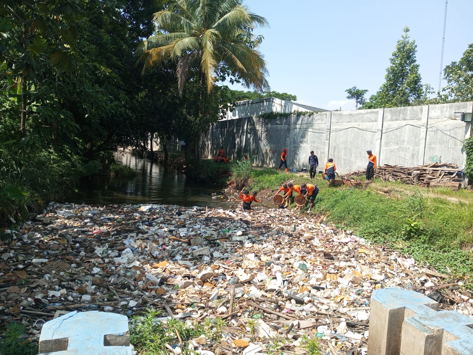 Usai Viral, DLH Kabupaten Bogor Bersihkan Sampah di Setu Cikaret