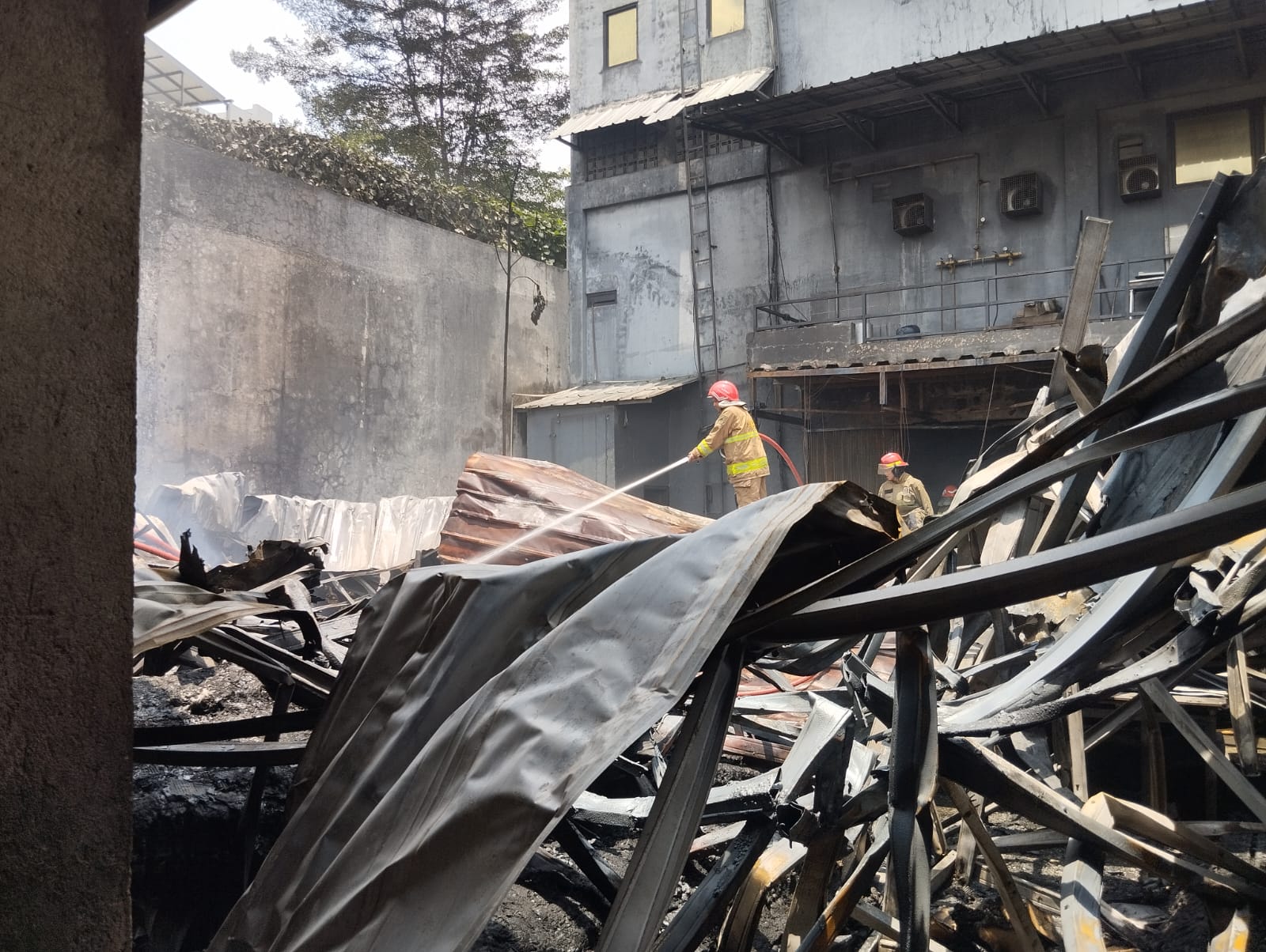 Pabrik Pigura di Cibinong Terbakar, Damkar Kerahkan 5 Unit Mobil Pemadam 