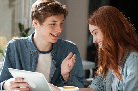 5 Bahasa Tubuh Pria yang Diam-Diam Jatuh Cinta