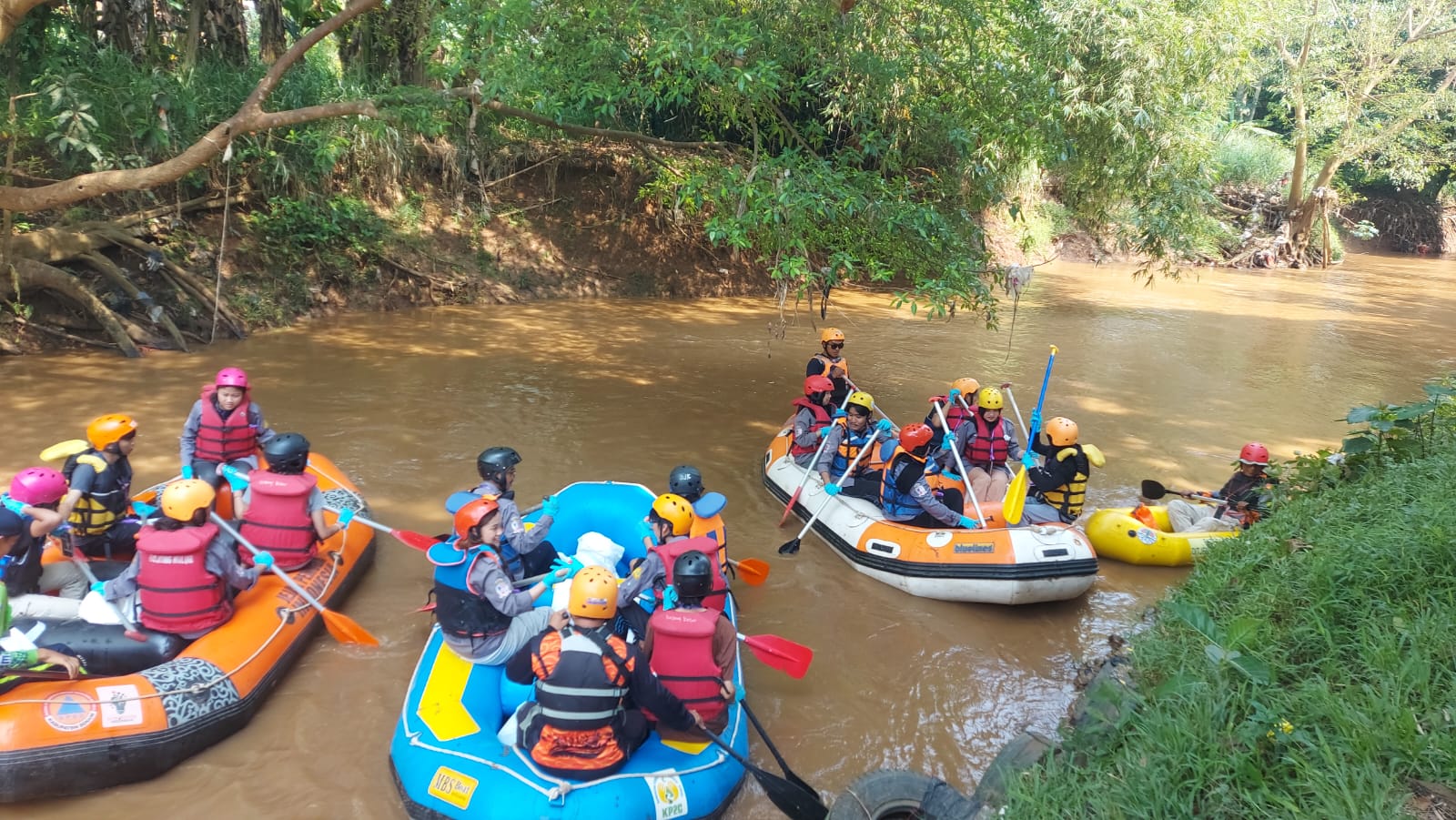 Mahasiswa Universitas Pakuan Ikut Bebersih dan Susur Sungai Cikeas