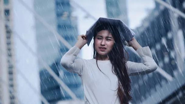 Benarkah Air Hujan Bikin Sakit Kepala? Berikut Penjelasannya