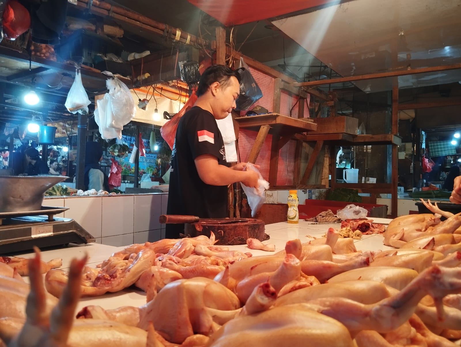 Harga Ayam Tembus Rp 45 Ribu, Pedagang Keluhkan Penurunan Pembelian 