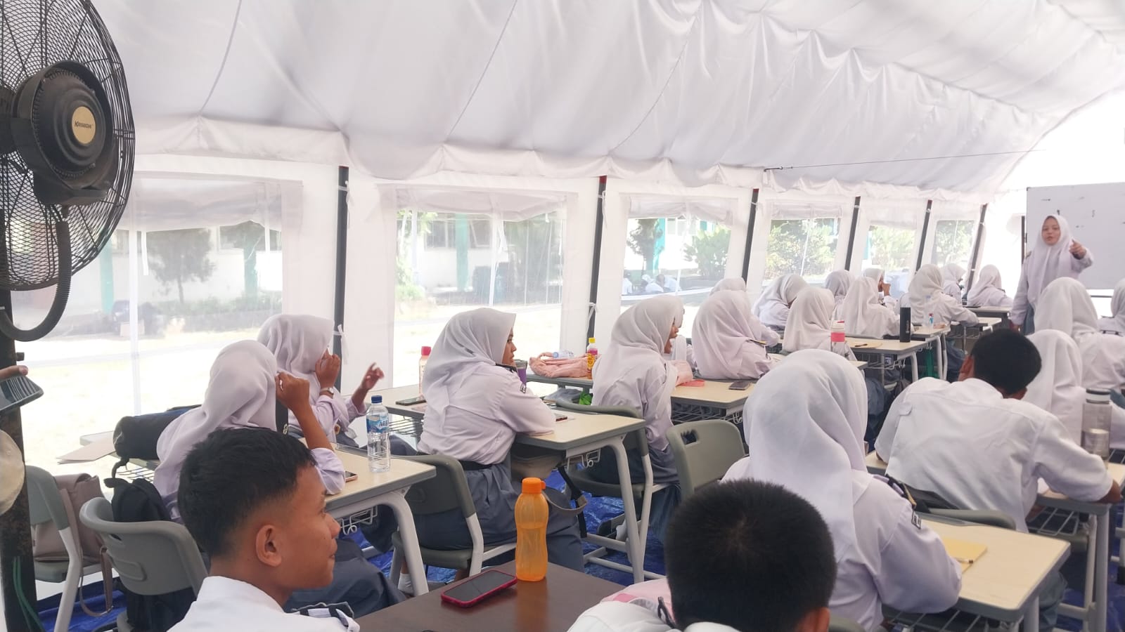 Guru SMK Negeri 1 Cileungsi Gelar KBM di Luar Kelas demi Kenyamanan Belajar Pasca Atap Gedung Ambruk