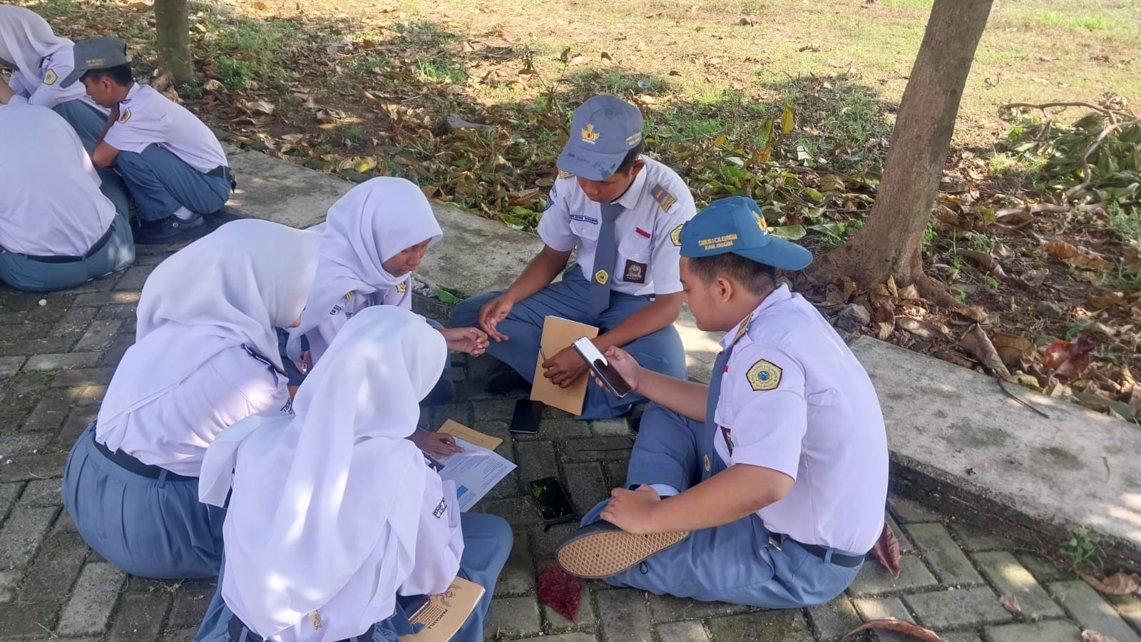 Siswa SMK Negeri 1 Cileungsi Keluhkan Suasana Panas Saat KBM di Tenda Pasca Atap Gedung Ambruk