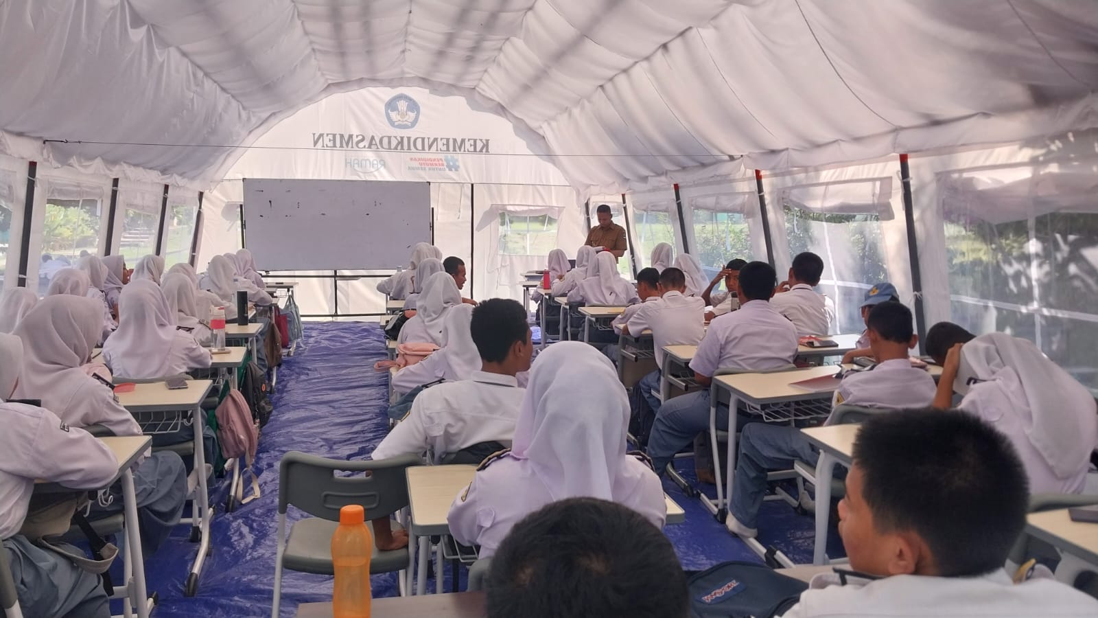 Atap Gedung Ambruk, Siswa SMK Negeri 1 Cileungsi Lakukan KBM di Luar Kelas