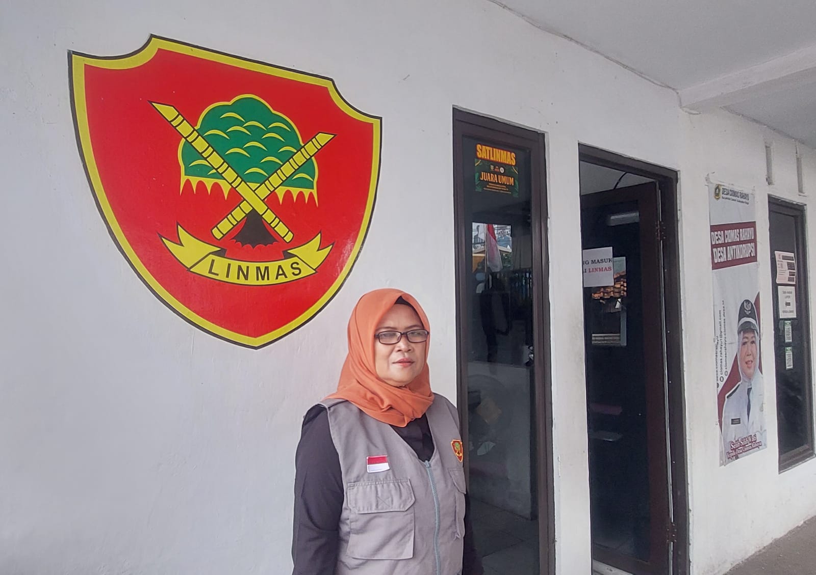 Pengabdian Alit Romlah Linmas Perempuan Yang Rela Digaji Rp 300 Ribu