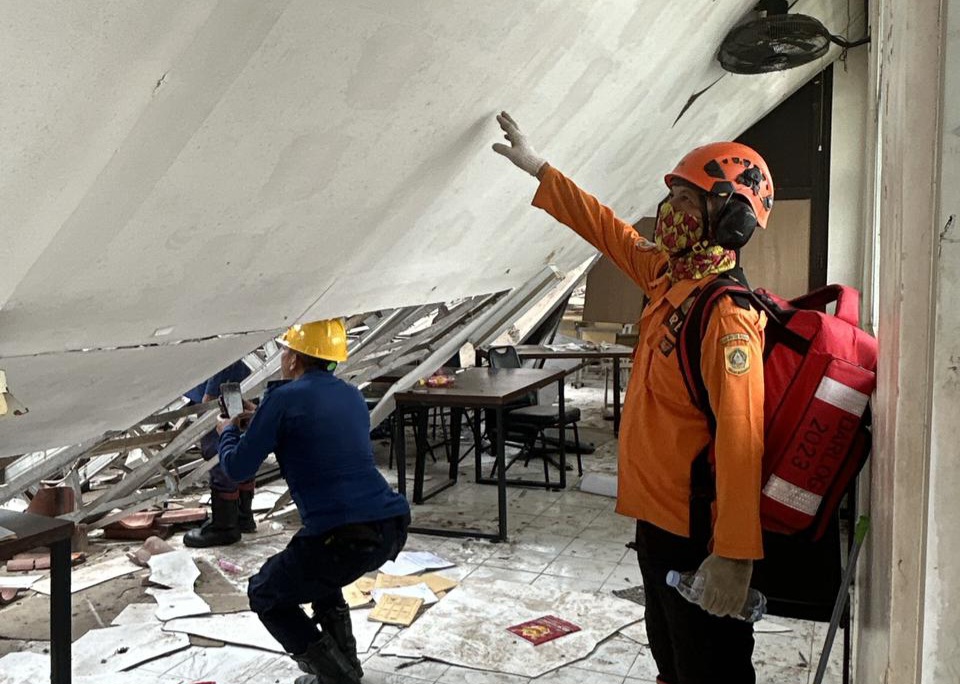 Bangunan Kelas SMKN 1 Cileungsi Ambruk, 31 Siswa Dilarikan ke Rumah Sakit