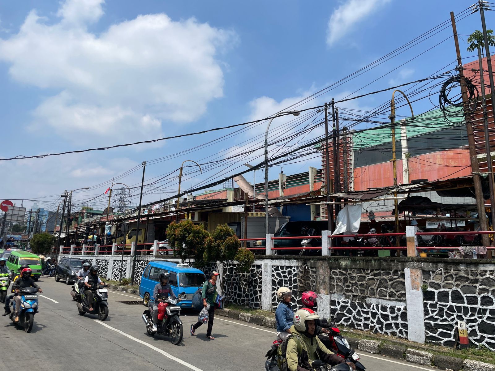 DPUPR Kabupaten Bogor Perbaiki Kabel Semerawut di Simpang Ciawi