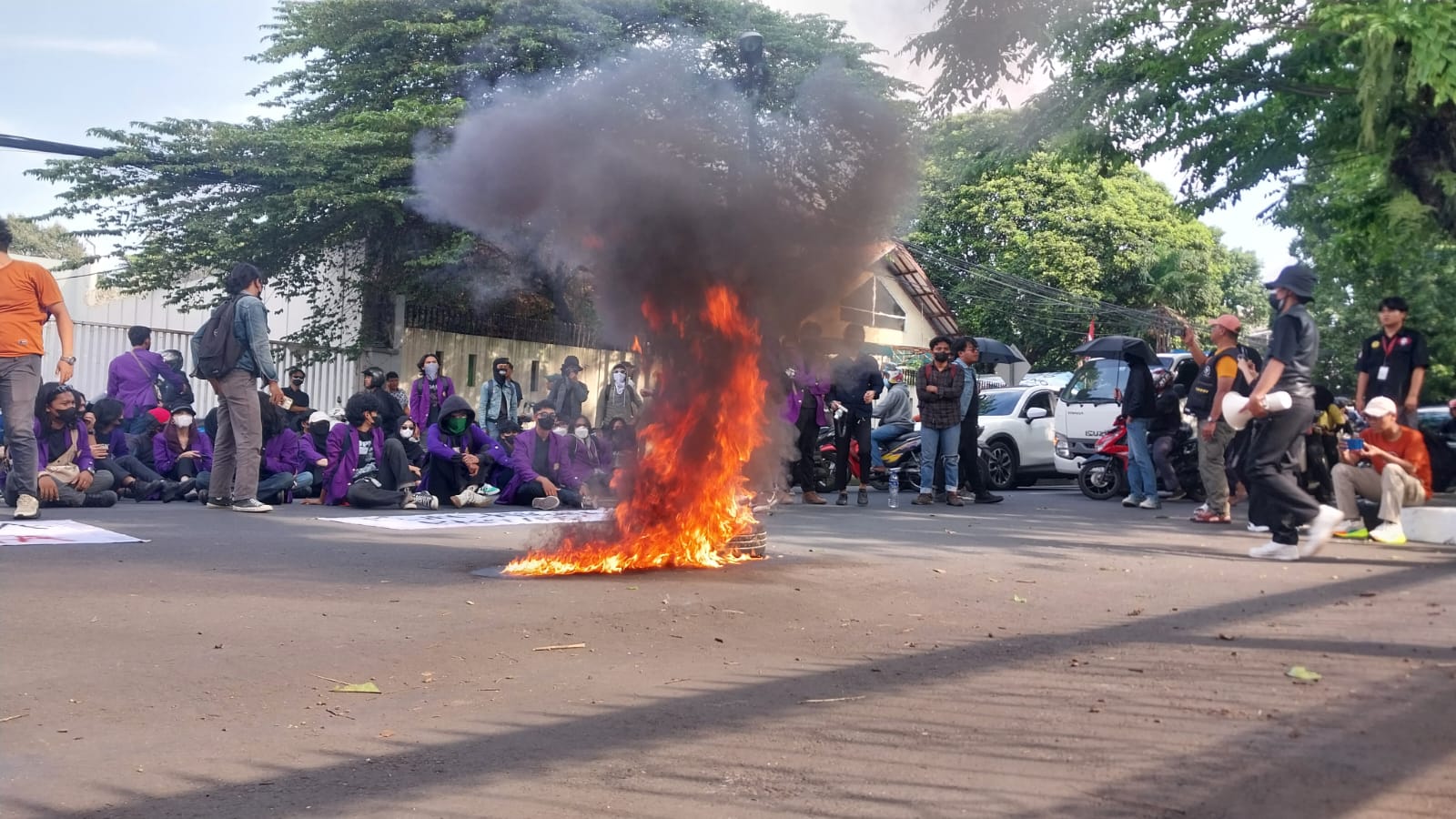 Demo di DPRD Kota Bogor, Massa Aksi Tutup Jalan hingga Dobrak Pagar 