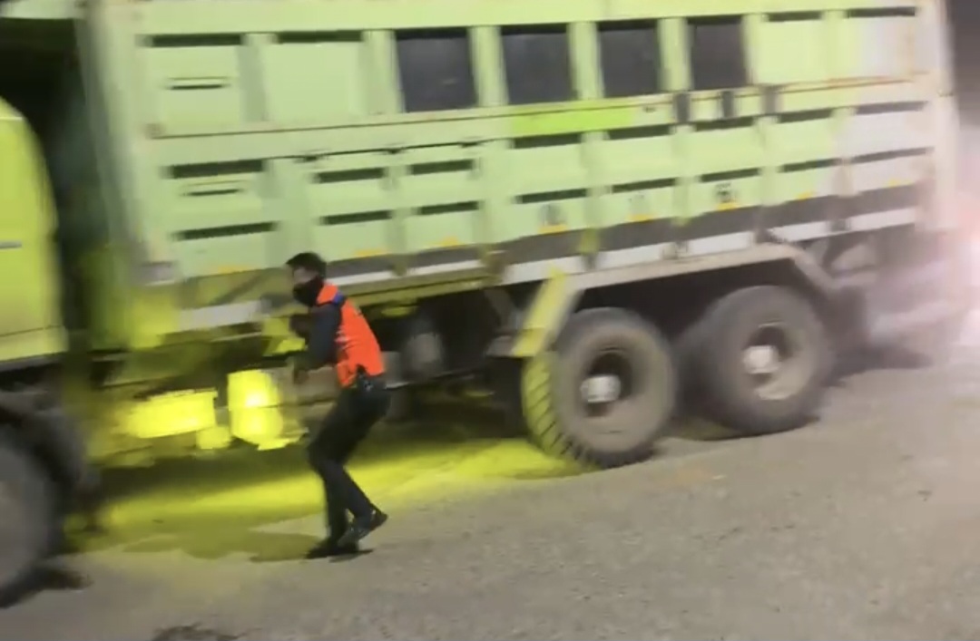 Lagi Putarbalik Truk Tambang, Anggota Dishub  Kabupaten Bogor Malah Mau Ditabrak