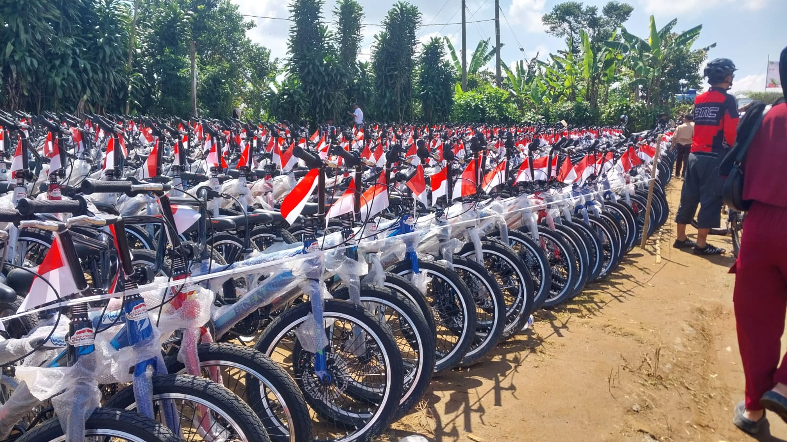 Permudah Akses Pendidikan, Bupati Bogor Bagikan 422 Sepeda untuk Anak-anak di Malasari