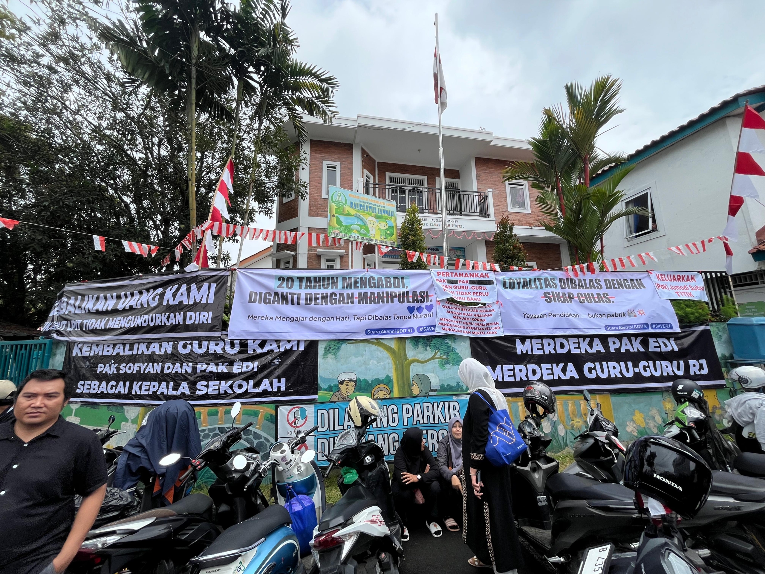 Berkostum Hitam-Pita Merah, Wali Murid SDIT Roudlotul Jannah Gelar Aksi Damai di Yayasan