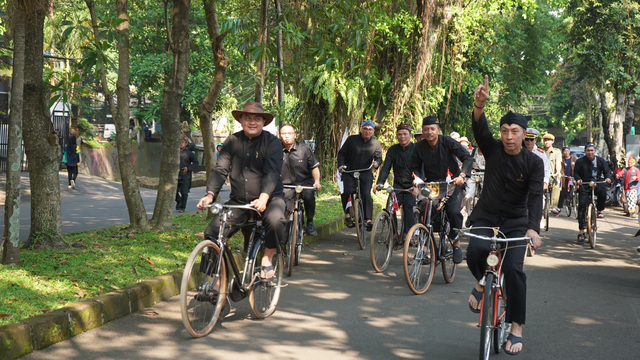 Naik Sepeda Ontel, Bupati Bogor Rudy Susmanto Ikut Resmikan Kelder Air Mancur 