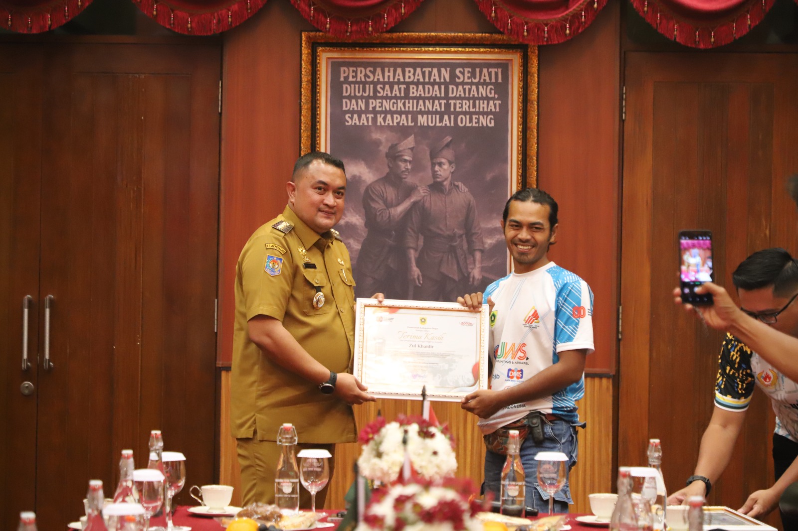 Bupati Bogor Apresiasi FPTI Kibarkan Bendera Raksasa di Tebing Lidah Jegger