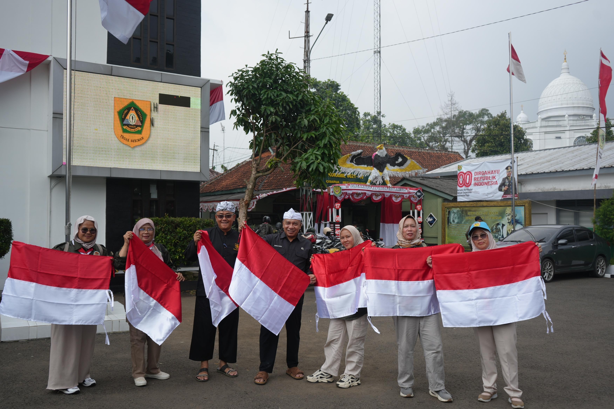 Ajak Masyarakat Semarakan HUT RI ke 80, Diskominfo Kabupaten Bogor Bagikan Bendera Merah Putih 