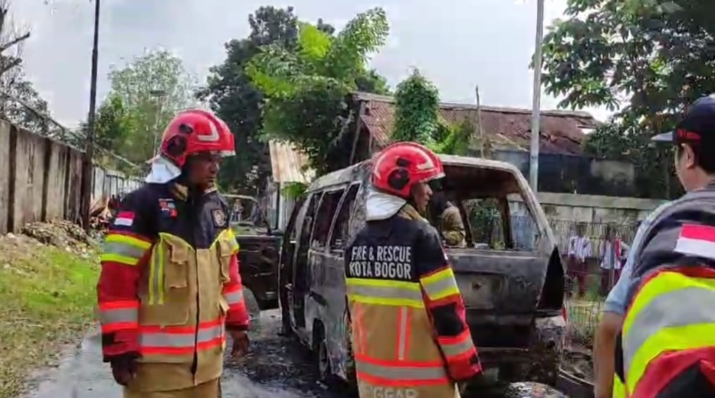 Angkot di Ciwaringin Kota Bogor Ludes Terbakar