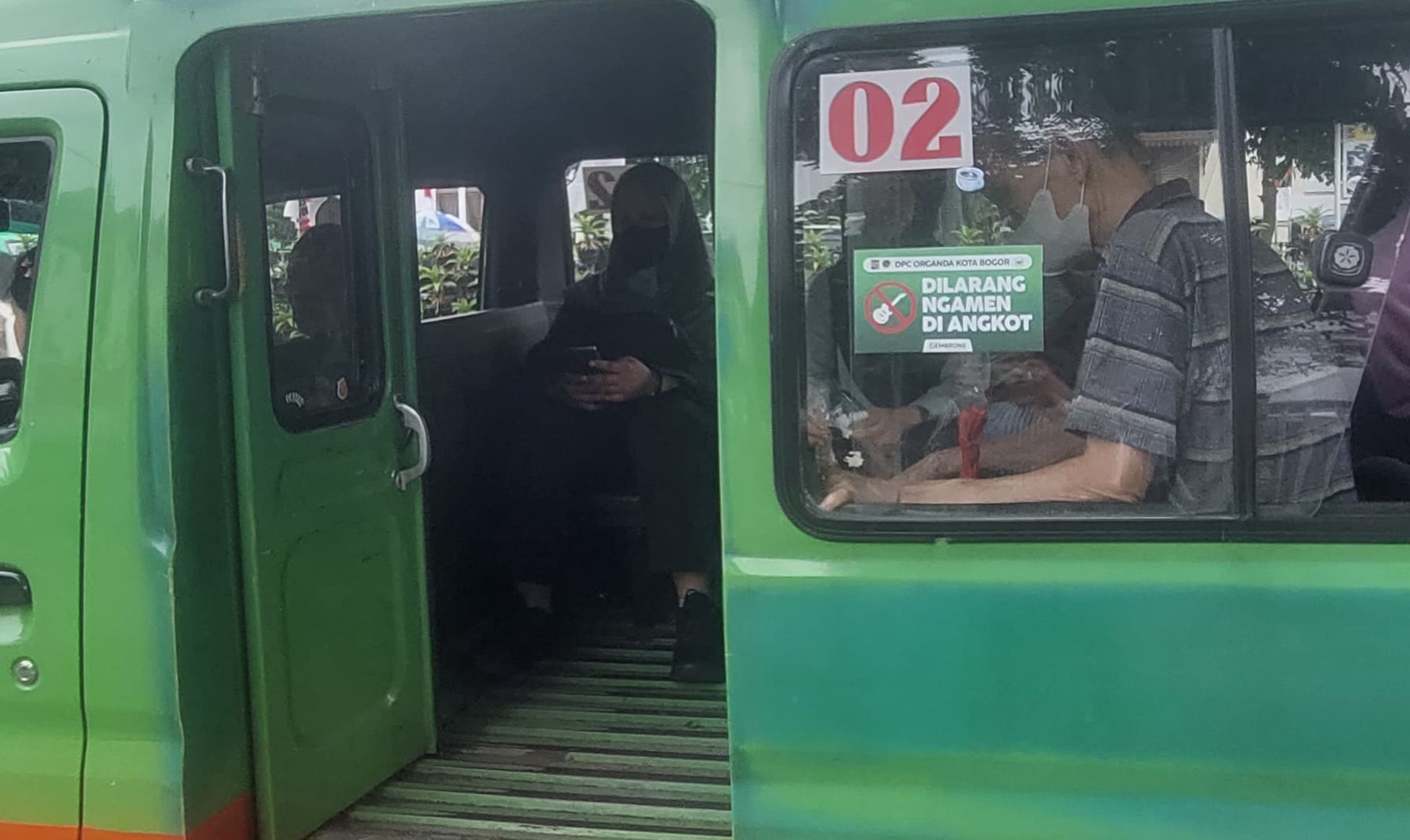 Dishub Kota Bogor Targetkan Seluruh Angkot Terpasang Stiker Larangan Mengamen