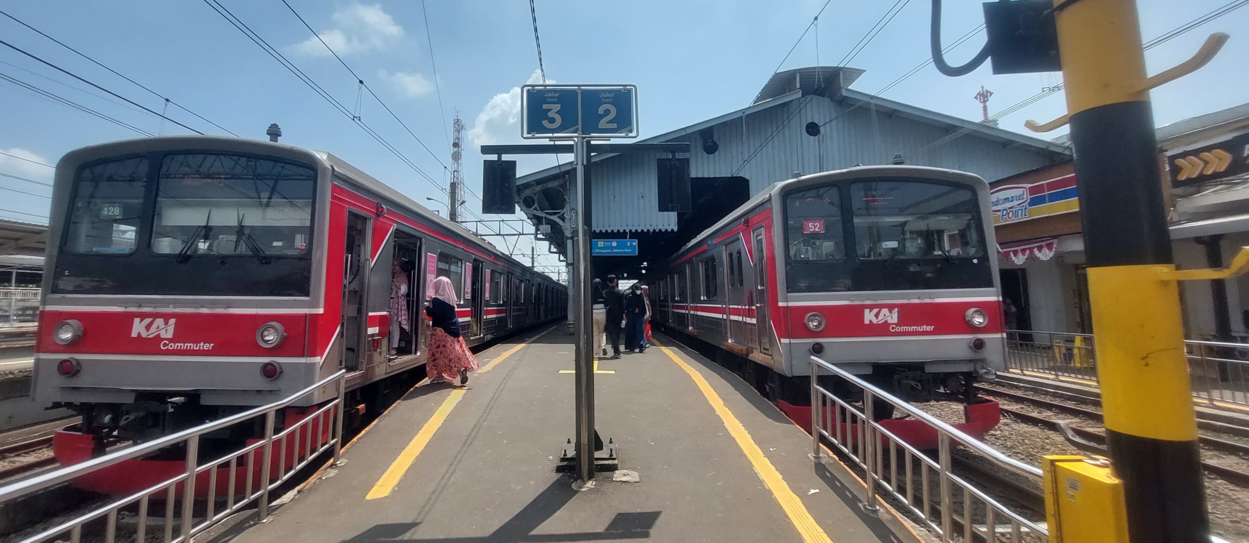 Insiden KRL Anjlok di Jakarta Kota, PT KAI Commuter Lakukan Evakuasi