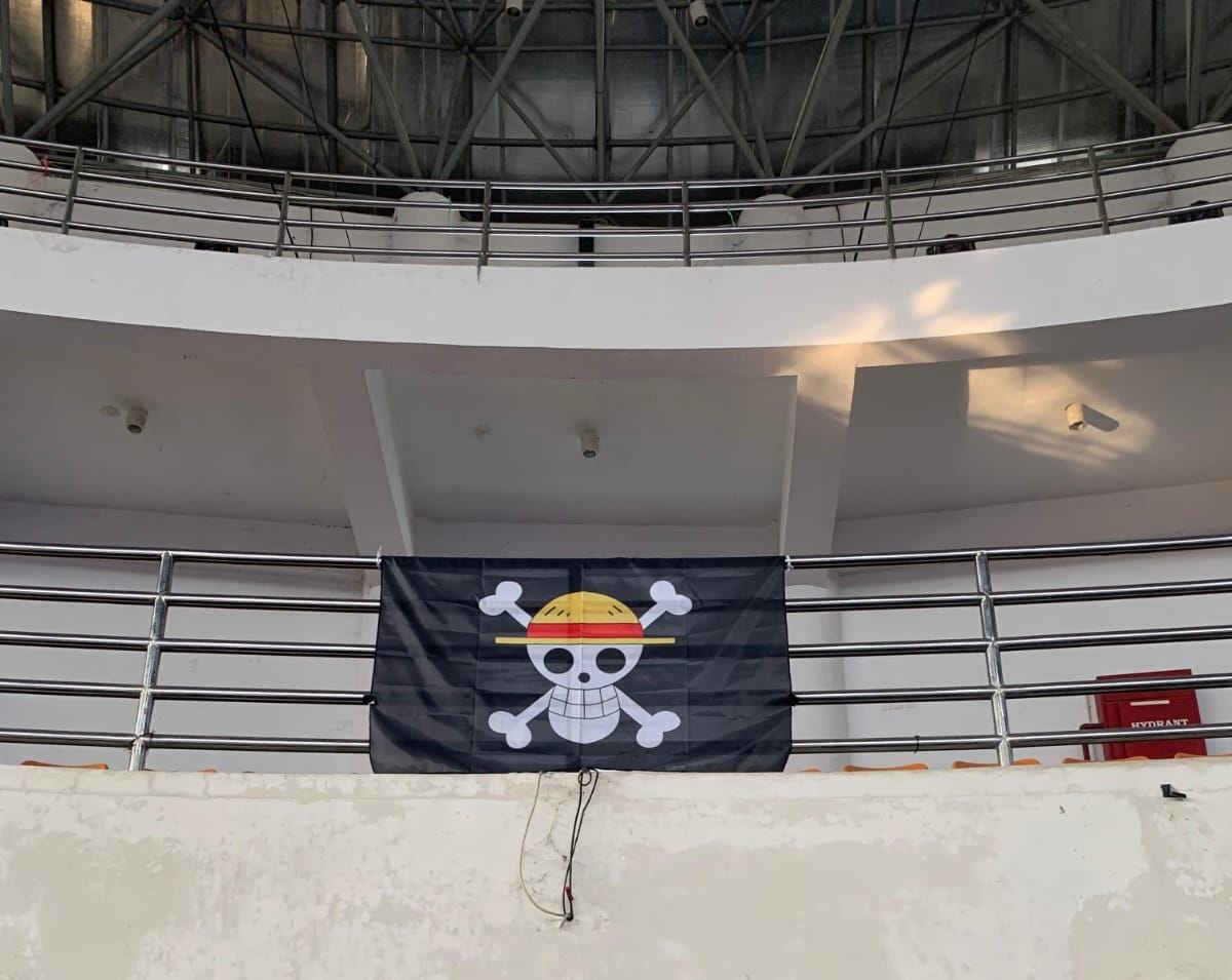 Bendera One Piece Terpasang di Gor Laga Satria Kabupaten Bogor