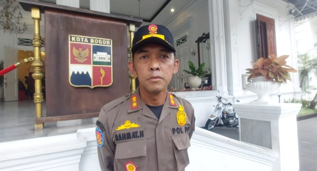 Satpol PP Kota Bogor Imbau Warga Tidak Kibarkan Bendera One Piece Selama Bulan Kemerdekaan 