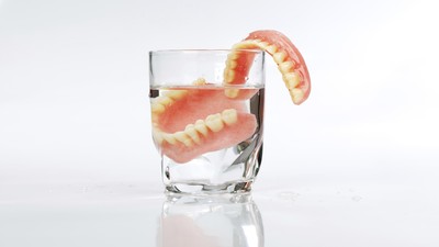 5 Cara Membersihkan Gigi Palsu dengan Tuntas