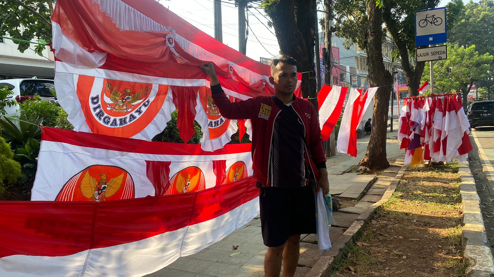 Pedagang Bendera Merah Putih di Cibinong Keluhkan Sepinya Pembeli 