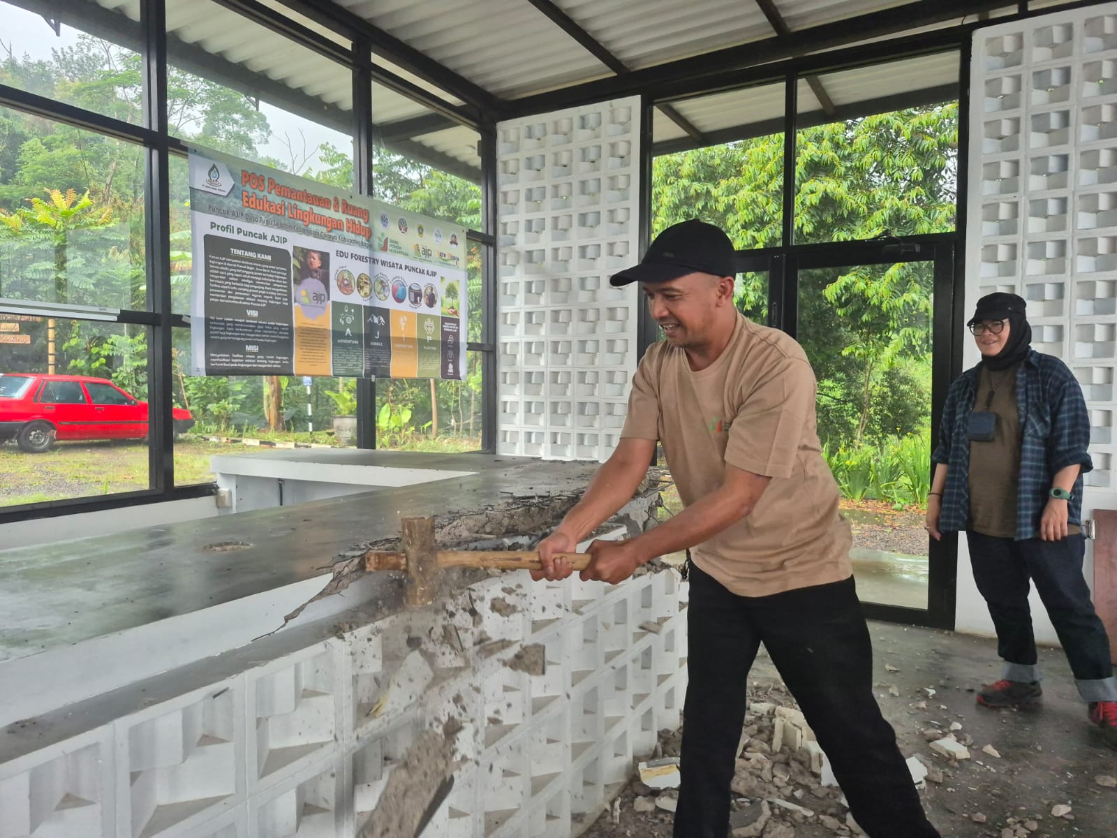 Demi Lingkungan, PT BAP Bongkar Cafe Edukasi di Puncak Secara Mandiri