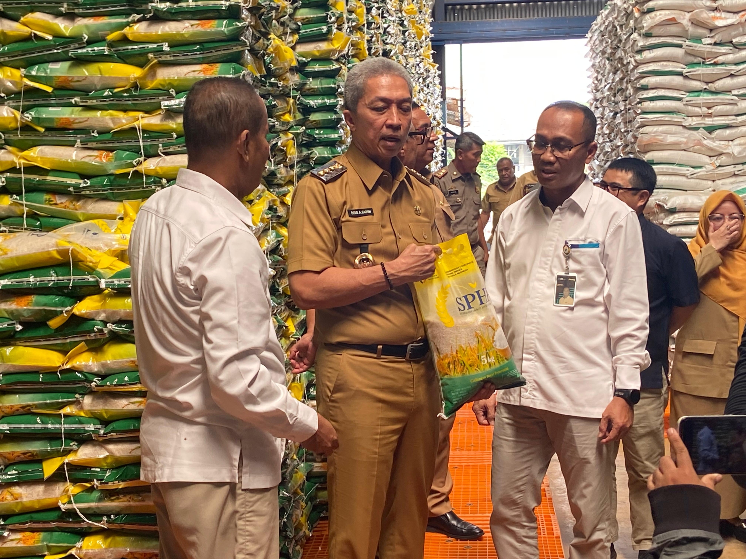 Cek Gudang Bulog, Dedie Rachim Pastikan Pasokan Beras Kota Bogor Aman