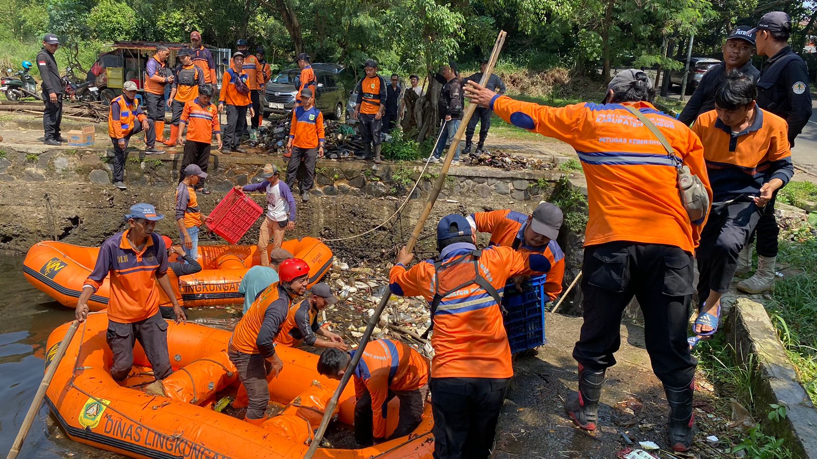 DLH Kabupaten Bogor Bersihkan Sampah di Situ Cikaret 