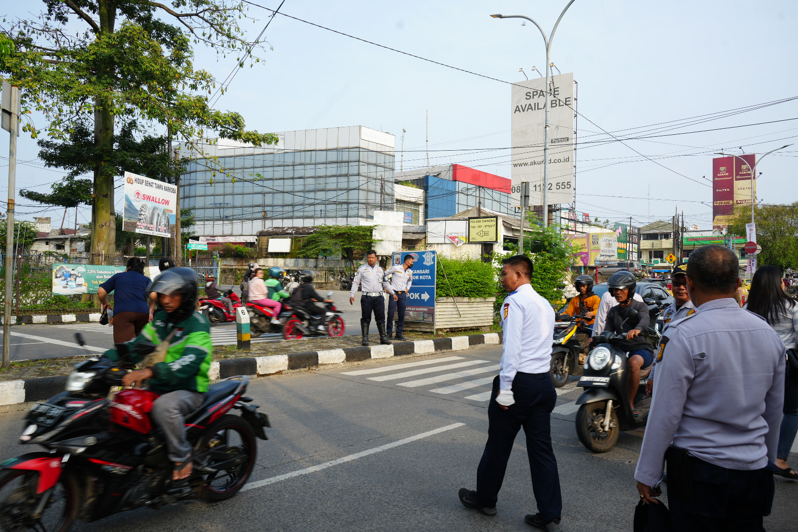 Tertibkan Parkir Liar, Dishub Bogor Pasang Rambu Larangan di Simpang Cibinong