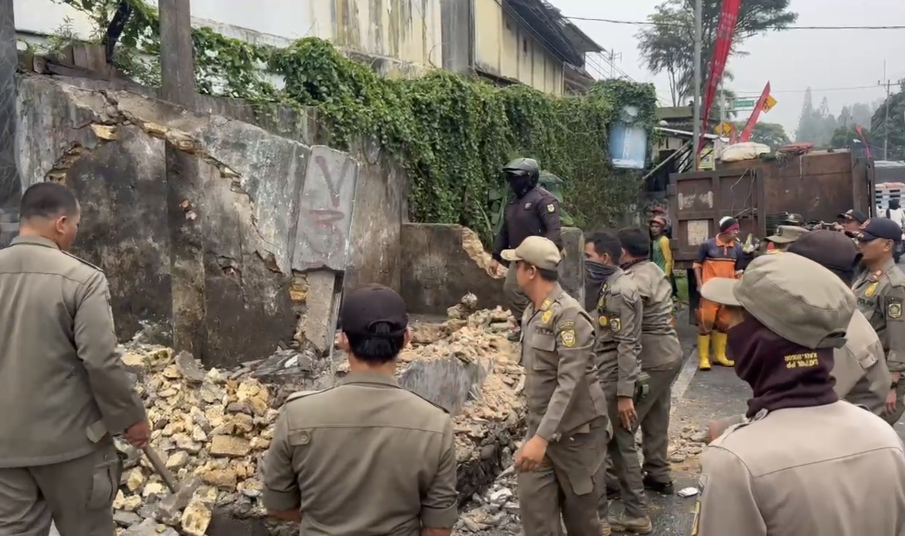 TPS di Jalur Puncak Dibongkar, Warga Bingung Buang Sampah Kemana 