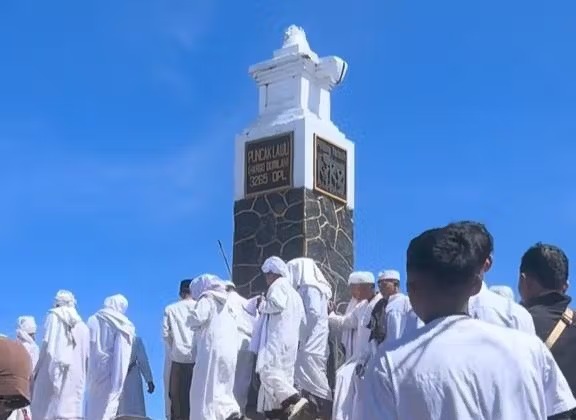 Rombongan Baju Putih di Puncak Gunung Lawu Siapa? Viral Video di Tugu Hargo Dumilah Bikin Geger Medsos