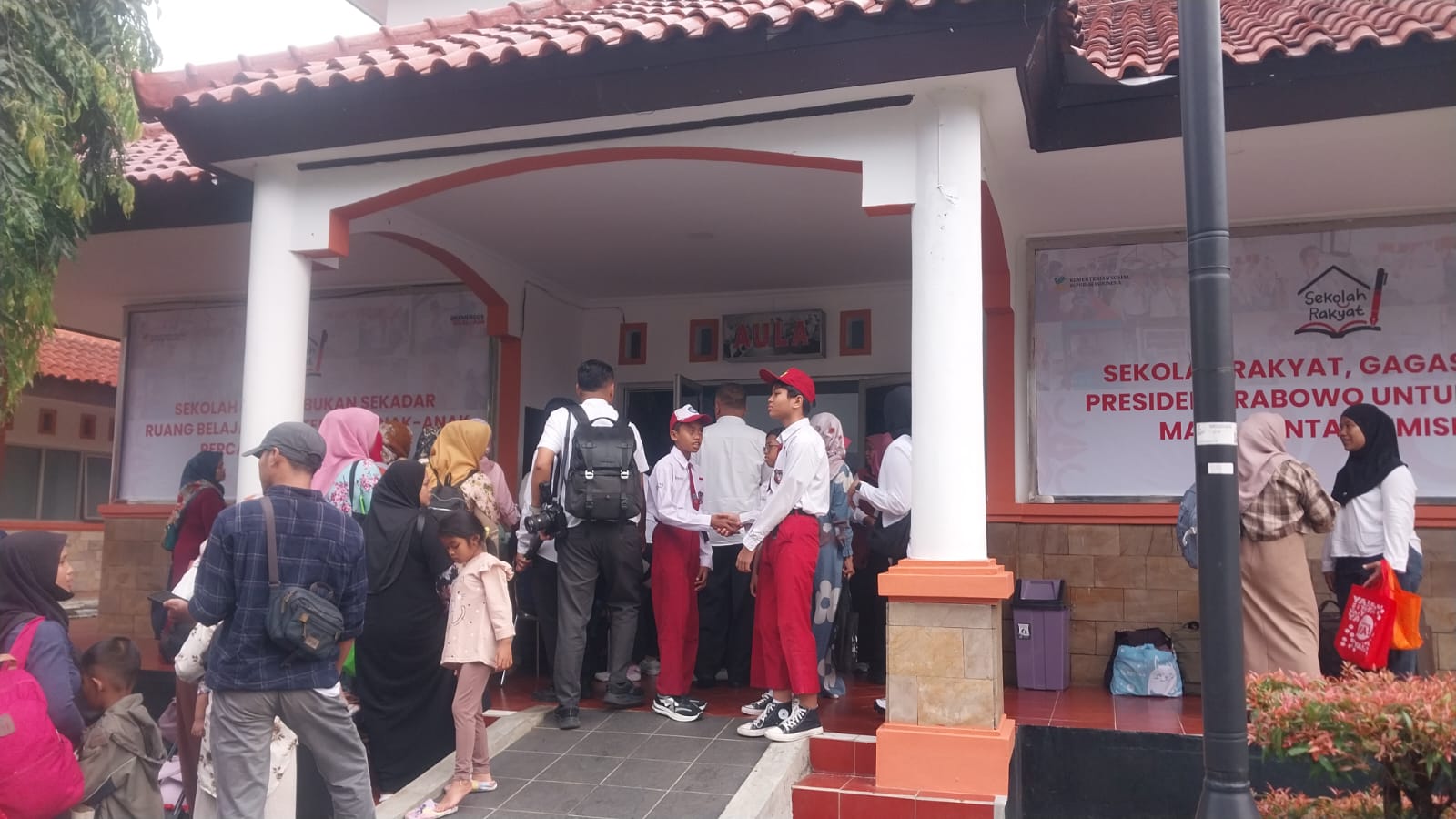 Sekolah Rakyat di Bogor Sudah Dimulai, Wali Murid Antri Ambil Nomor Kamar 