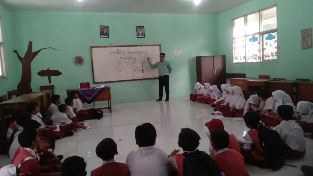 Miris! Siswa SDN Cempaka Terpaksa Belajar di Lantai Karena Fasilitas Tidak Memadai