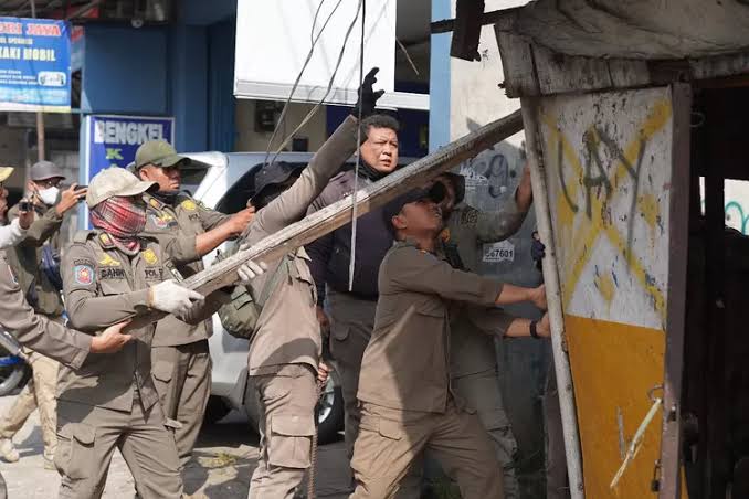 Satpol PP Tertibkan 142 Unit Bangunan dan PKL Ilegal di Citeureup Bogor
