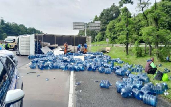 Truk Pengangkut Galon Terbalik di Km 34 Tol Jagorawi Bogor