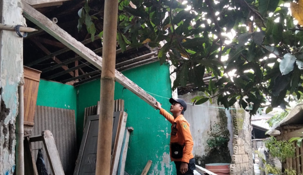 Angin Kencang di Bogor Merusak Banyak Rumah, Warga Terpaksa Mengungsi