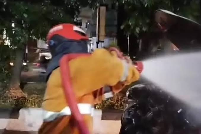 Mobil Tabrak Sepeda Motor di Bogor Hingga Kebakaran