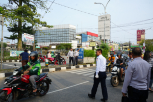 Tertibkan Parkir Liar, Dishub Bogor Pasang Rambu Larangan di Simpang Cibinong