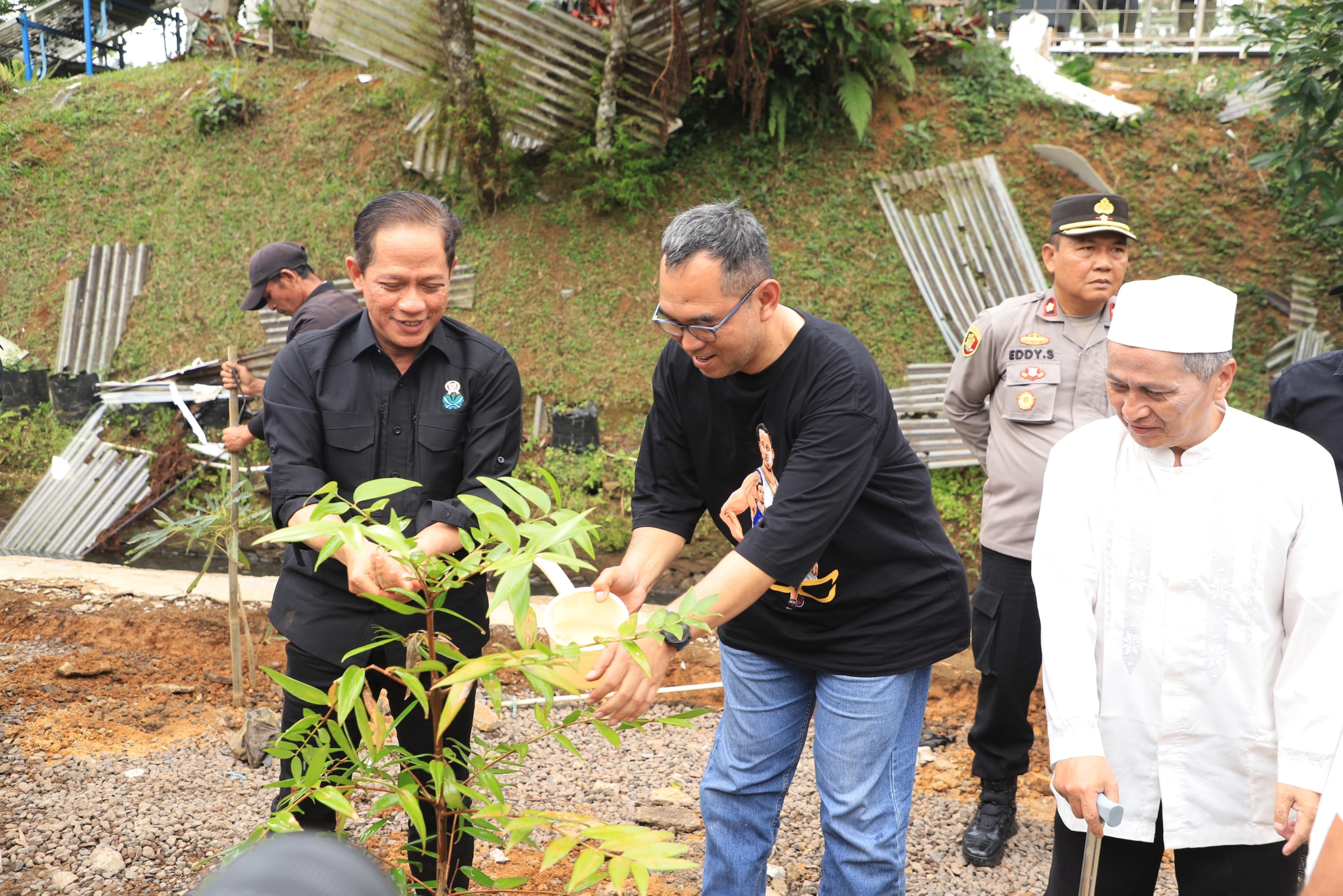 Pemkab Bogor dan KLHK Bongkar Bangunan Ilegal di Kawasan Puncak