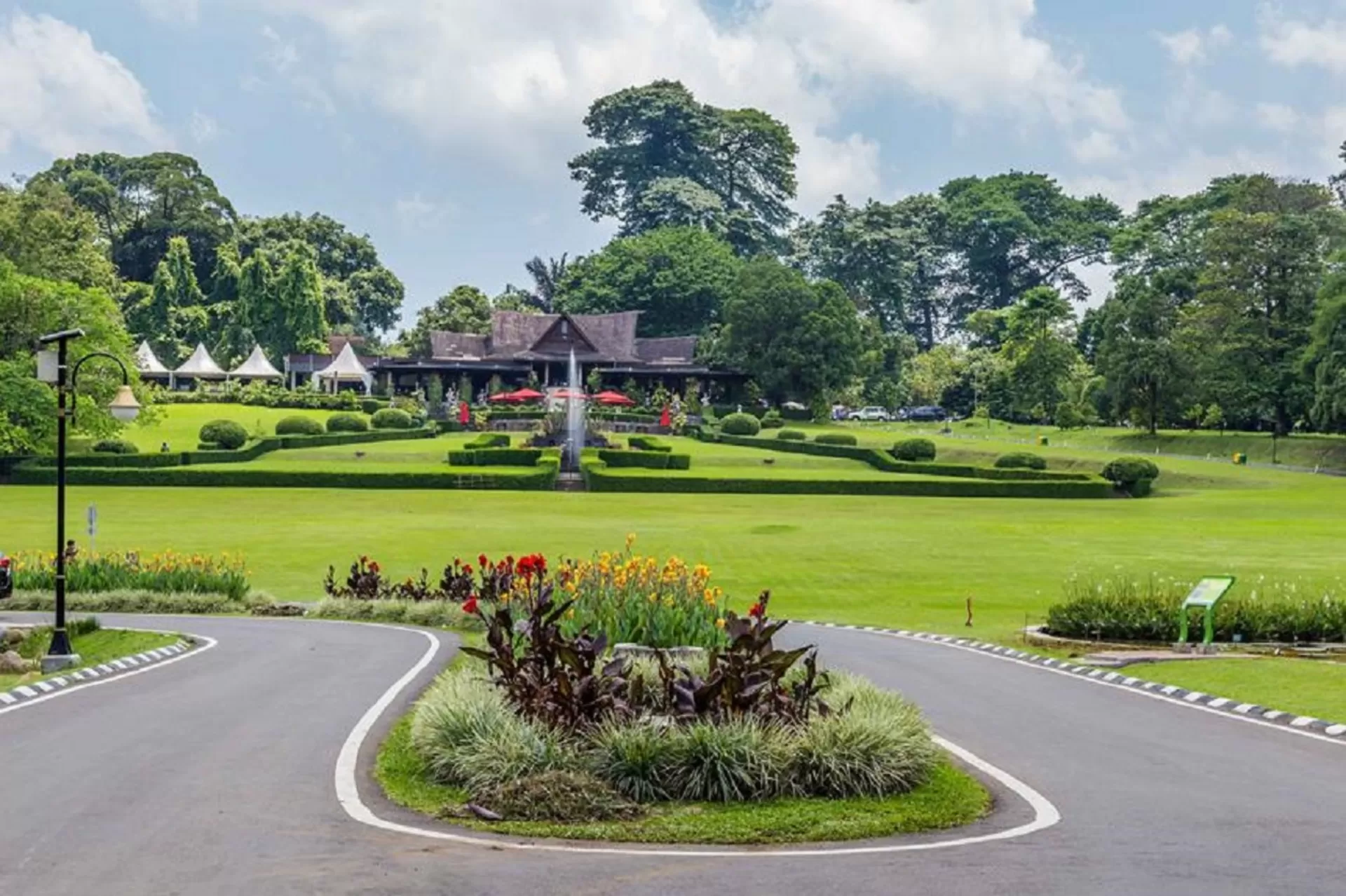 Jadi Ikonik Bogor, Alasan Wajib Berwisata ke Kebun Raya Bogor